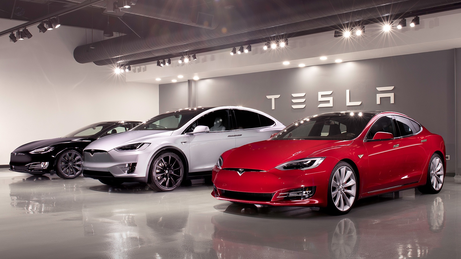 Tesla снова снижает стоимость электромобилей в США
