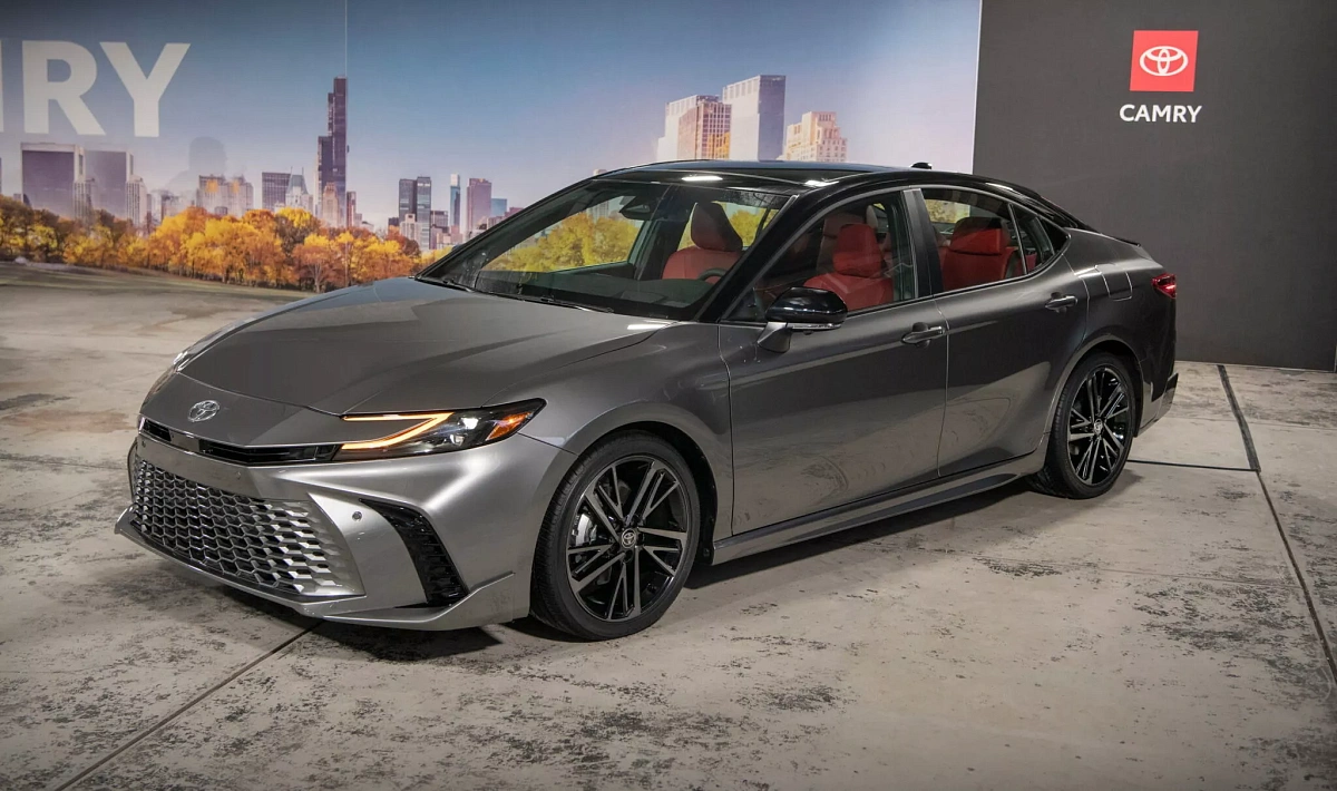 Представлена новая Toyota Camry 2025 года с полным приводом и гибридным двигателем