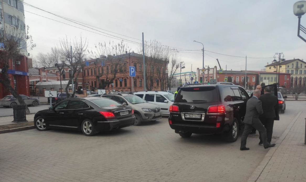 Автомобили с "блатными" номерами приехали на встречу с губернатором Тюменской области