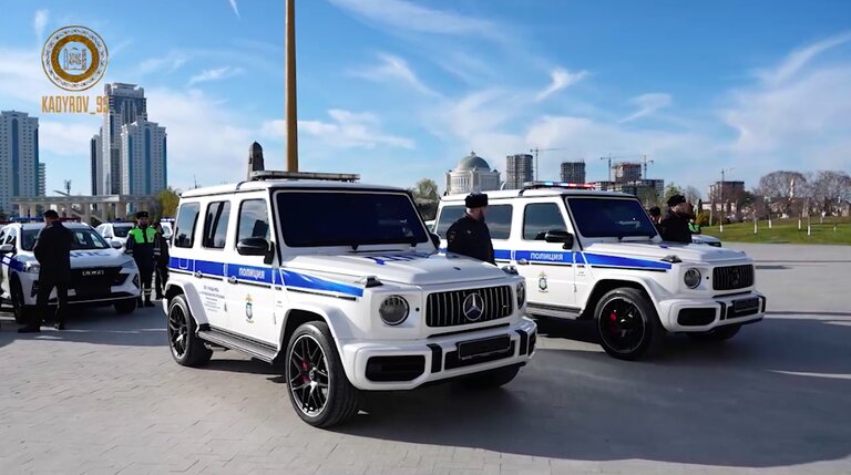 Полиция Чечни получила 2 внедорожника Mercedes-AMG G63 стоимостью 33 млн рублей