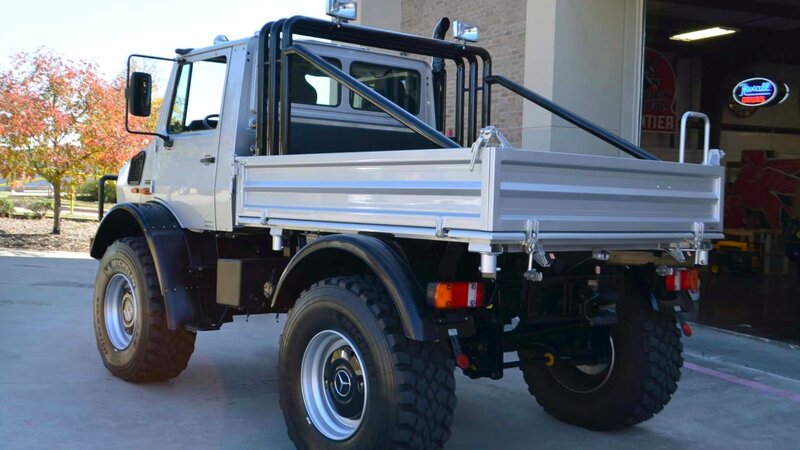 Аукцион ищет владельца для вездехода Unimog Арнольда Шварценеггера с его автографом