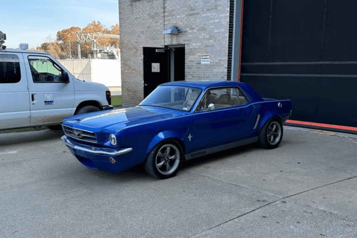 Под капотом Ford Mustang 1965 года выпуска находится мотор от Honda Civic