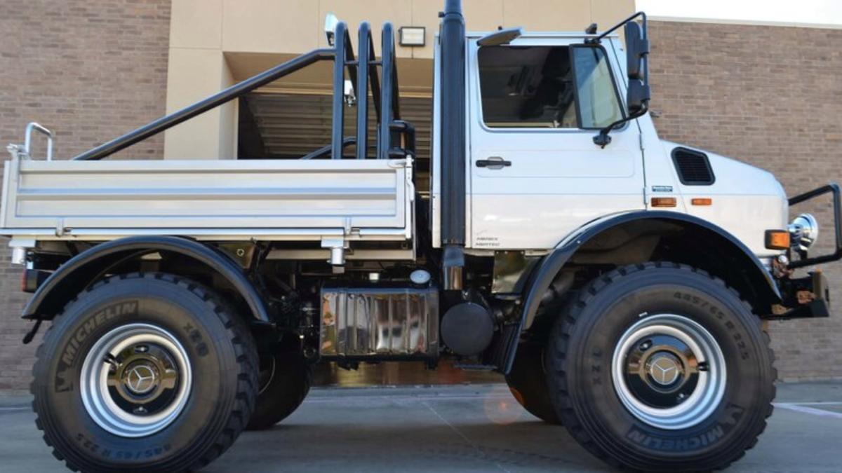 Аукцион ищет владельца для вездехода Unimog Арнольда Шварценеггера с его автографом