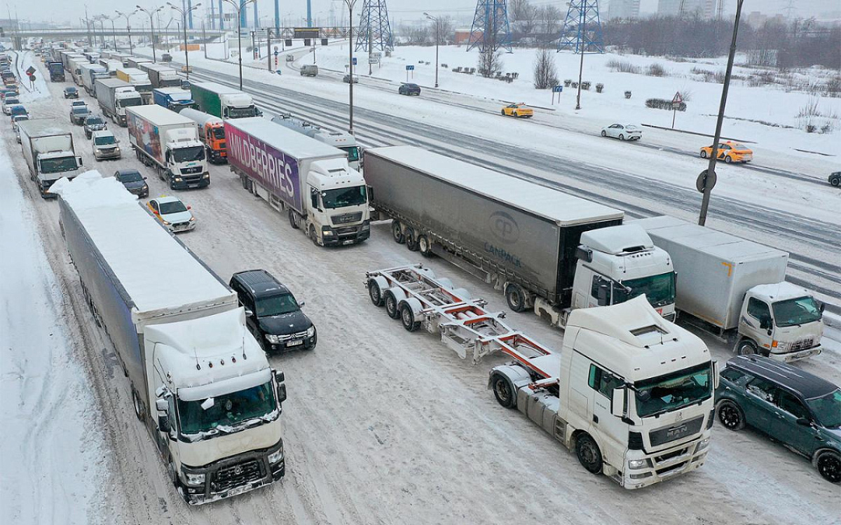 «АвтоВзгляд» выяснил, зачем дальнобойщики в снегопад устраивают чудовищные заторы на МКАД