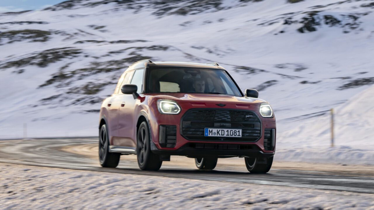 Mini устроила снежный тест-драйв Mini Countryman S John Cooper Works в Исландии