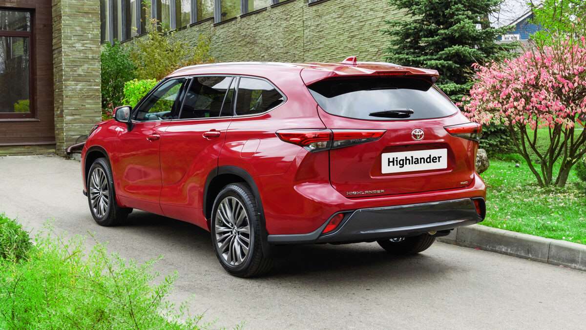 В России резко подорожали новые Toyota Highlander к январю 2024 года