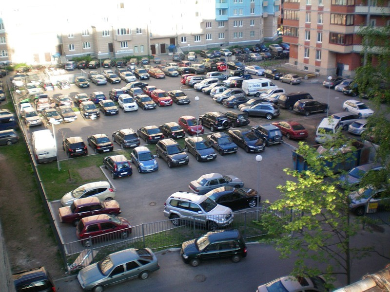 Автоэксперт Сажин нашел способ освободить дворы от машин
