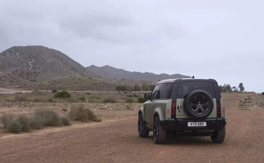 2025-Land-Rover-Defender-90-8-2048x1264.webp