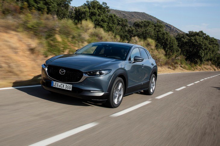 Первый тест Mazda CX-30: необычный кроссовер с необычным мотором