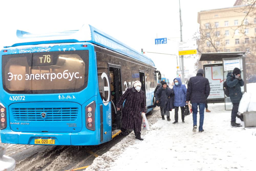 Автомобилистов вытесняют с дорог: в Москве появится еще 30 км выделенок