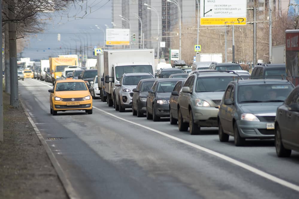 Автомобилистов вытесняют с дорог: в Москве появится еще 30 км выделенок