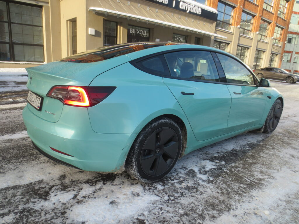 В московском каршеринге появились Tesla Model 3