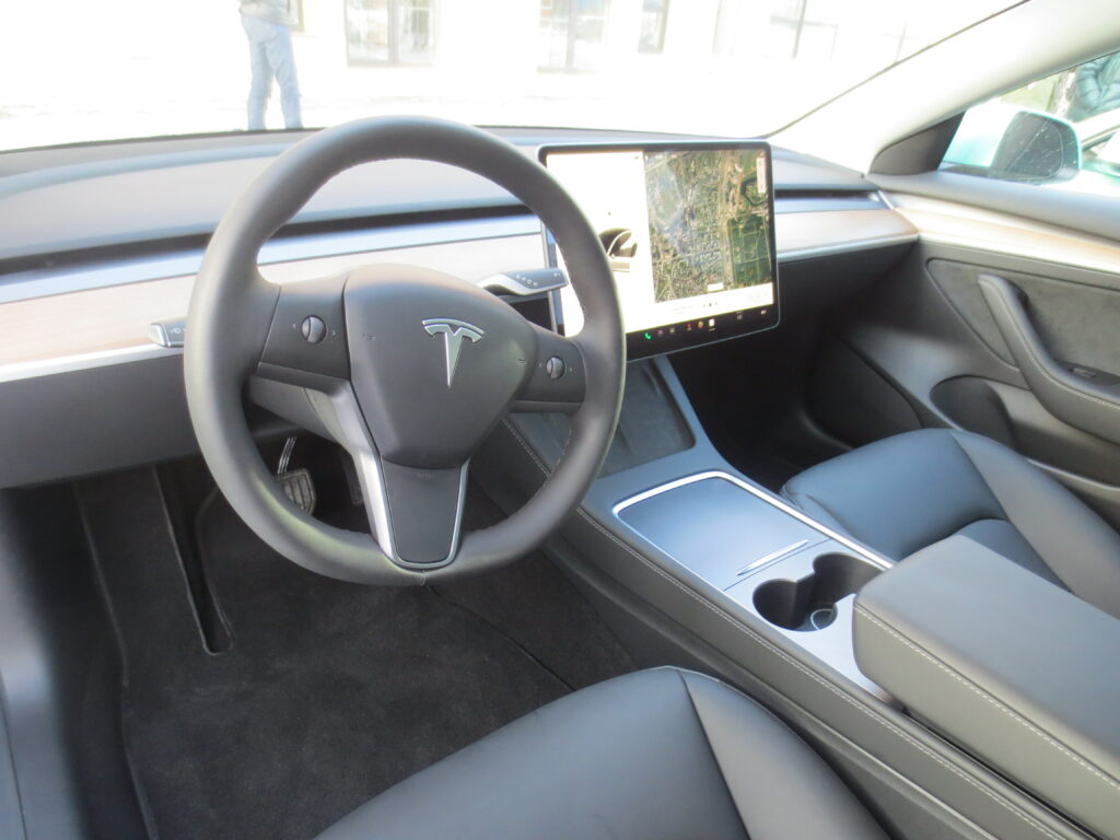 В московском каршеринге появились Tesla Model 3