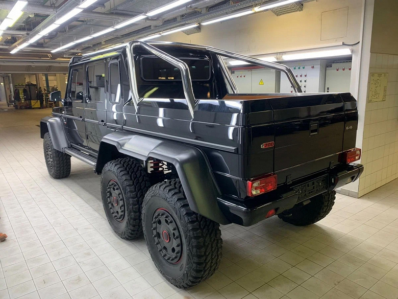 В Москве продают редкий шестиколесный пикап Mercedes-AMG G 63