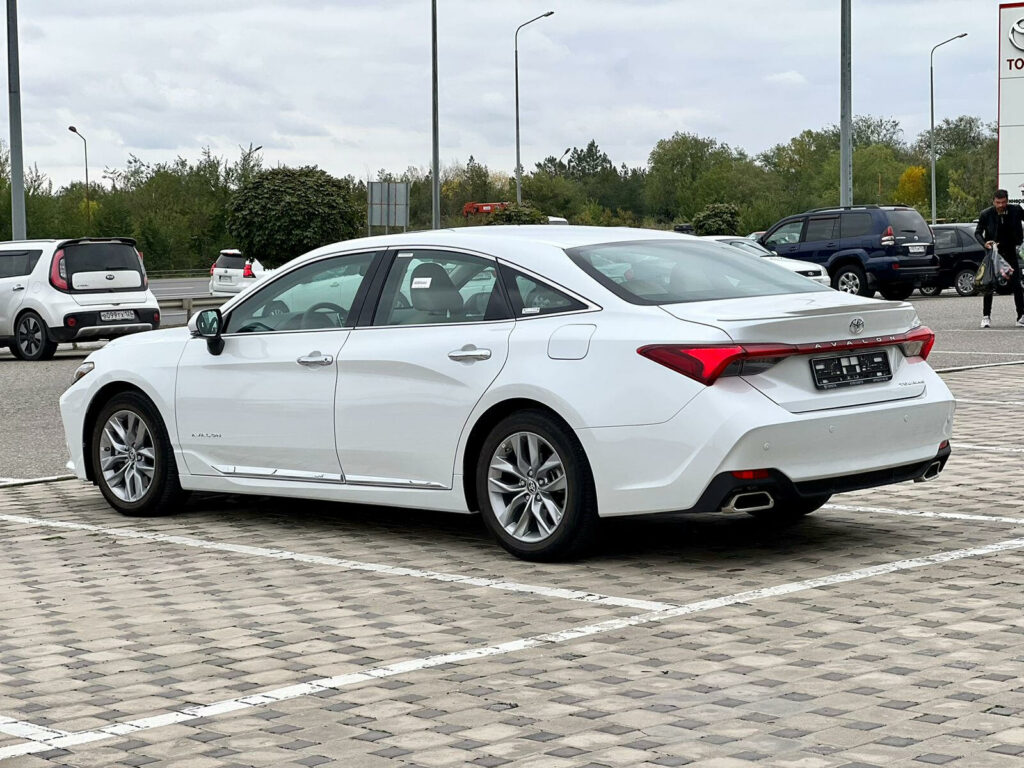 Вместо «Камри»: в России стартовали продажи Toyota Avalon