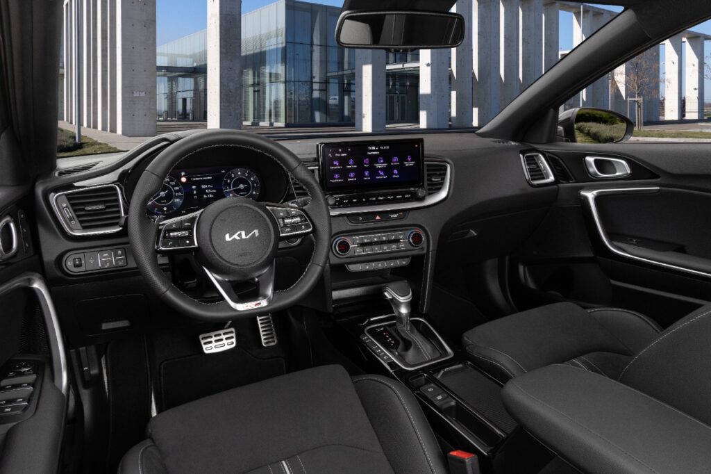 Обновленный Kia Ceed: объявлены цены и комплектации для России