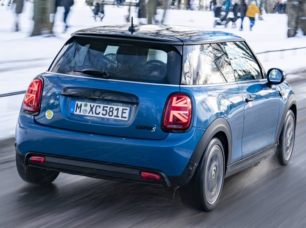 Электрический Mini Cooper SE: названы комплектации для России