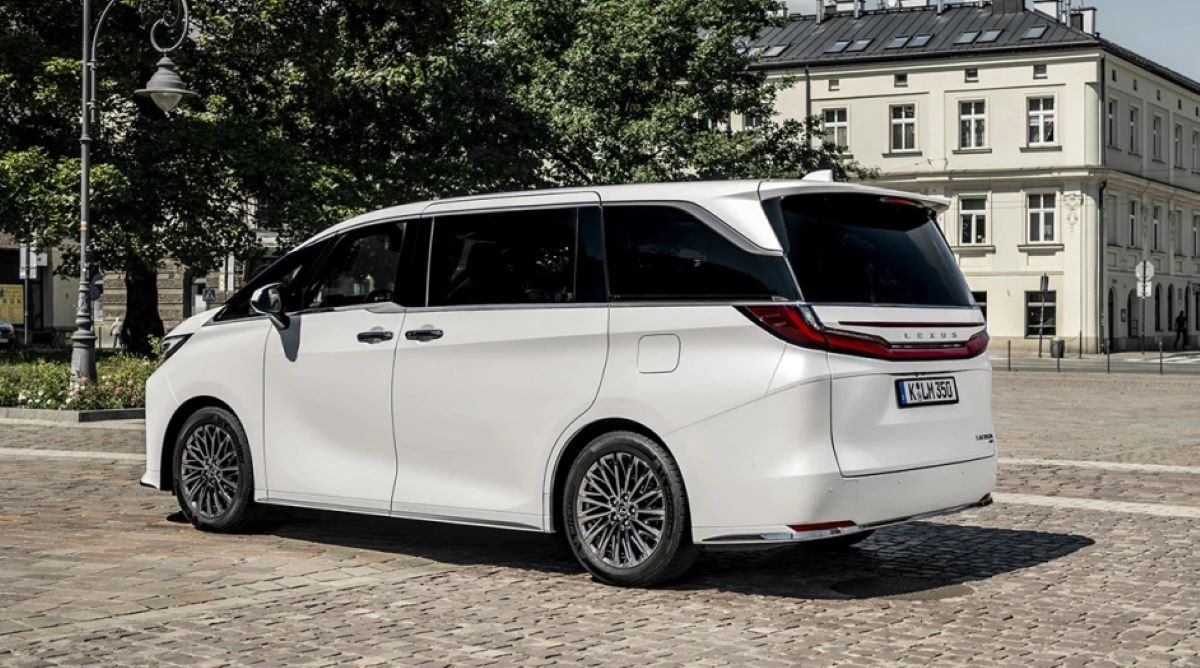 Первый в истории минивэн Lexus на базе Toyota Alphard теперь можно купить в России