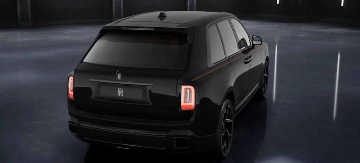 В России предлагают особенный и очень дорогой Rolls-Royce Cullinan Black Badge