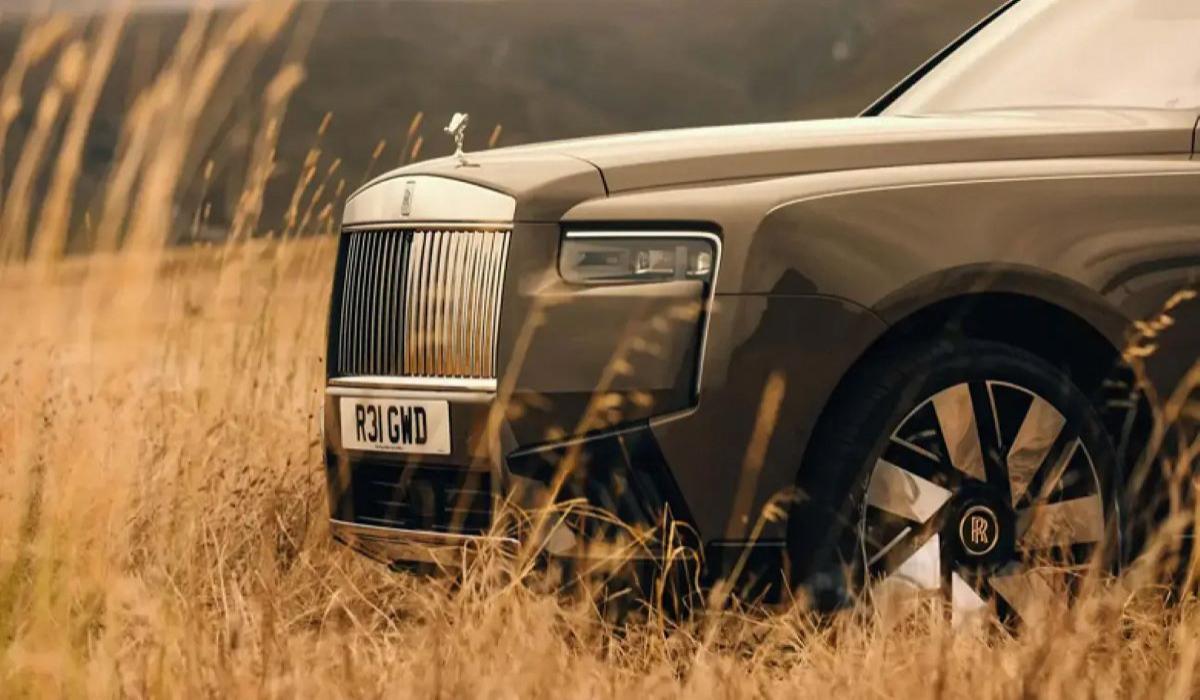 В России предлагают особенный и очень дорогой Rolls-Royce Cullinan Black Badge