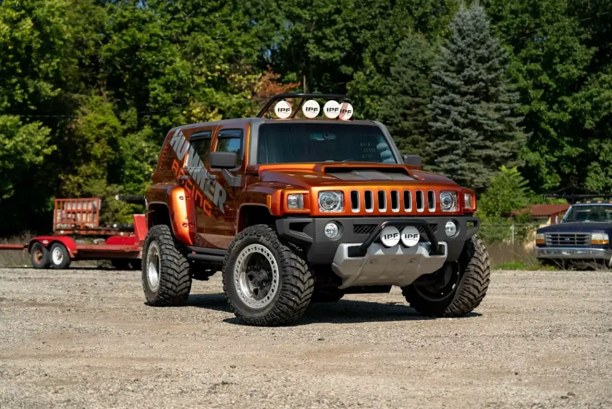 Это очень сильно модернизированная версия Hummer H3R Concept 