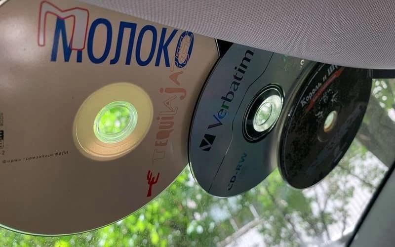 Автомеханик раскрыл назначение перевернутых CD-дисков под лобовым стеклом