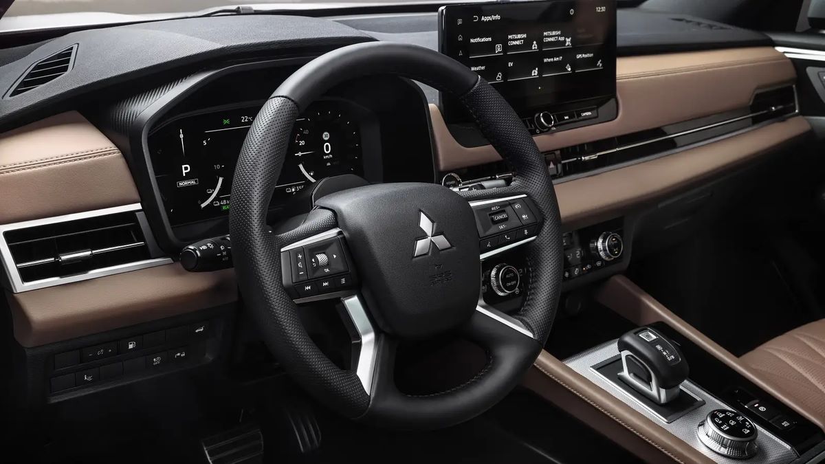 Гибрид Mitsubishi Outlander обновился. Фото новинки