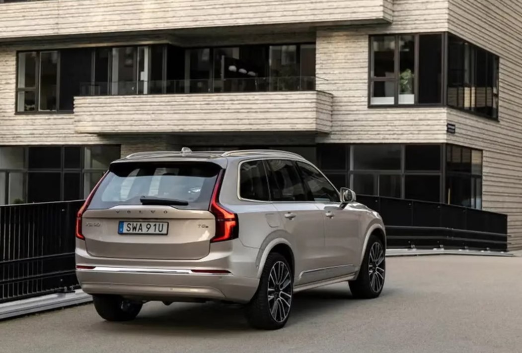 Представлен бензиновый Volvo XC90 с улучшенной внешностью